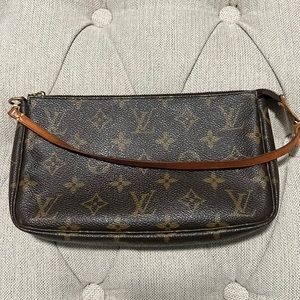 AUTHENTIC LV Monogram pochette